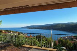 Studio Apartment Đuli with private hot tub and free parking, Rabac