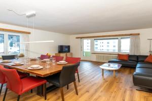 Cosy 3 bedroom Balcony Free parking Fast Wifi, St. Moritz