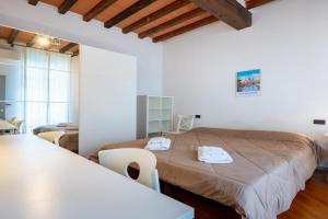 GuestHost - Central Shiny Apartment x3!, Parma