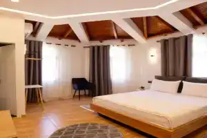 Villa EM, Gjirokaster