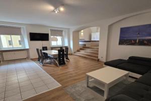 FERIENWOHNUNG 77m2 APARTMENT 2 RAUM WOHNUNG imER STADTZENTRUM INNENSTADT INNENRING TOP LAGE MARKT UND RATHAUS NÄHE, Zittau