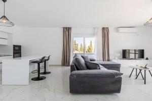 Bright Modern Apartment with Balcony Views by PikHost, Golem