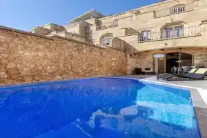 Peaceful Farmhouse Retreat with Pool & Sun Lounger, Xaghra