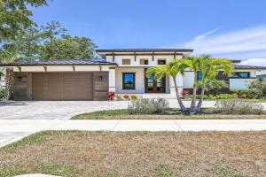 Pet friendly home with pool, hot tub and outdoor kitchen Guest house, Marco
