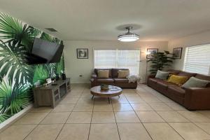 Tropical 3bed 2bath Home on corner lot Guest house, Lakeland