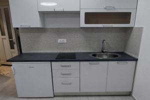 White apartment, Bar