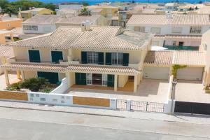 Spacious Villa - Walk to Beach & City Center, Lagos