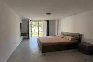 9apartaments, Shengjin