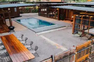 Adirek Pool Villa, Trang