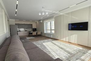 Prostornaya trehkomnatnaya s panoramnym vidom na gory Apartments, Almaty