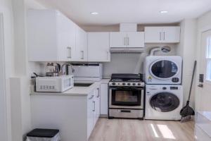 Quiet, cozy 2BR1BA near Skytrain Guest house, Burnaby