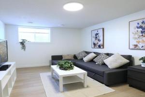 Quiet Family Friendly, 4 min UofC and University District Shops, 9 min DT Guest house, Calgary