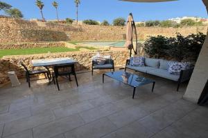 Luxury 3 Bed Apartment with Large Outdoor Pools and Gardens, Qala