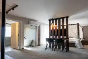 Five Apartments, Pristina