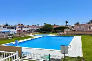 Cozy Bungalow with Private Terrace and Communal Pool in Guest house, Torrevieja