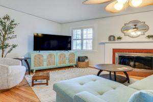 4 Mi to Dtwn Chic Home with Porch! Guest house, Jacksonville