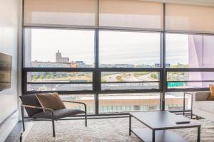 Modern Studio Apt with Rooftop, Gym, and Parking, Milwaukee