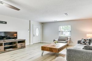 Steps to Seawall Fenced Family Home in! Guest house, Galveston