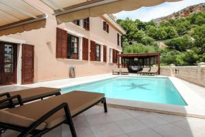 Villa in with Bay Views and Pool, Canyamel