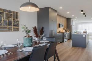 Upper and Lower, Great for Large Families, Fenced Yard Guest house, Calgary