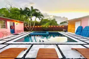 Beach Glam Abode - King Bed, BBQ, Beach Gear Guest house, West Palm Beach