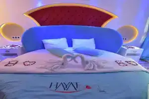 Hayat Rose Apart, Uzungol