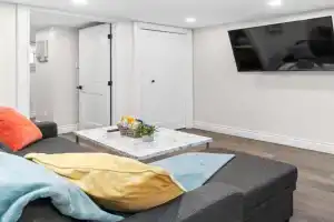 Charming 1BR Flat in Historic Lower Town Apartments, Ottawa