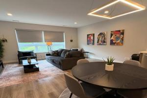 Sleek Style 3BR Haven - Free Parking - Ashland 2N Apartments, Chicago
