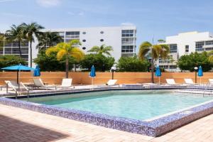 Tiny Tower Treasure - Sleeps 5 & Soaks Sun Apartments, Sunny Isles Beach