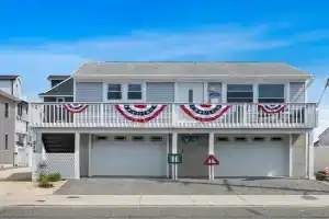 2 houses sleeps 10 - 2 blocks to the beach boardwalk and dinning, Seaside Heights