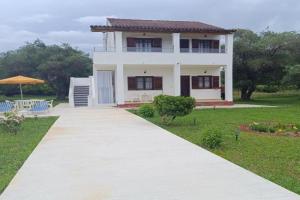 Elvira Apartments, Roda
