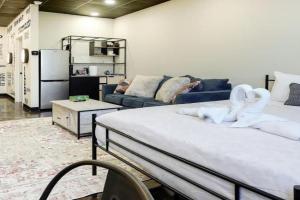New Loft 5 min Shadyside or East Liberty Sleeps 4 Apartments, Pittsburgh