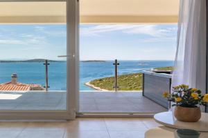 Villa Danijela with private Jacuzzi and parking, Vinisce