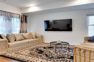 Deck Central Indy Retreat in Walkable Location! Guest house, Indianapolis