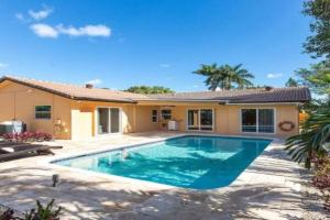 Beautiful Villa 4 BD 3 BA with Heated Private Pool, Close to Beach, Boca Raton
