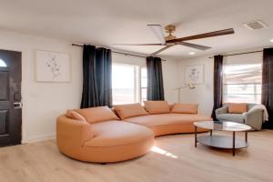 4 Mi to TTU Remodeled Retreat with Fenced Yard! Guest house, Lubbock