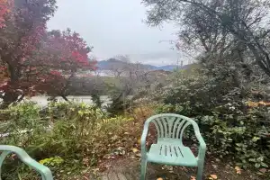 Retro cosy unit with lake views and patio walk to town Apartments, Queenstown
