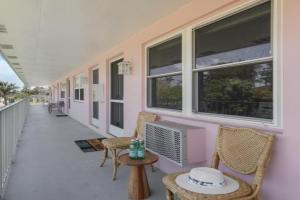 Tempting second floor unit located in Seabreeze South Guest house, Marco