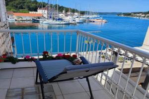 Authentic stone house by the sea, Milna