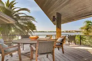 Stylish Waterfront Oasis in Guest house, St Pete Beach