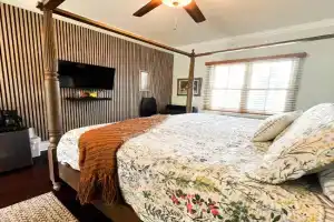Victorian Modern Room in Carriage House - Unit B, Savannah