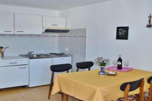 Apartments Jug - Comfort Studio Apartment with Balcony and Sea View, Lopar