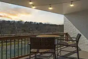 Modern Yote Condo at Roark Creek Guest house, Branson