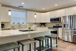 Mins to Downtown & Raceway Rookwood Retreat 1 & 2 Guest house, Indianapolis