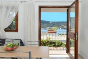 Apartments Nina - One Bedroom Apartment with Balcony A2, Vinisce