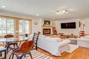 5 Mi to Northstar Resort! Family Home with Hot Tub, Truckee
