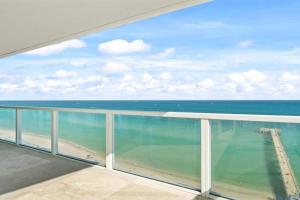 Luxurious 2BD Condo with Direct Ocean Front & Resort Pool in Sunny Isles, Sunny Isles Beach