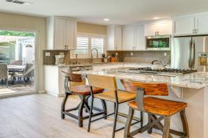 Walk to Park and Aquatic Center Airy Home! Guest house, Redding