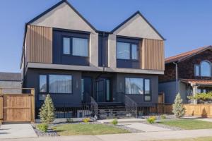 Fenced Yard, Free Parking, 2 King Beds with AC Guest house, Calgary