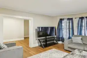 Cozy Upper Flat Minutes from apts Apartments, Niagara Falls